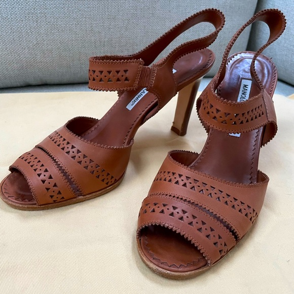 MANOLO BLAHNIK wood heeled Sandal, size 39. Very good condition. Chestnut color. - Picture 2 of 5